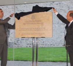 Don Felipe en presencia del alcalde de Las Palmas de Gran Canaria, descubre una placa conmemorativa